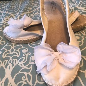 White 1/2” Floral Heels